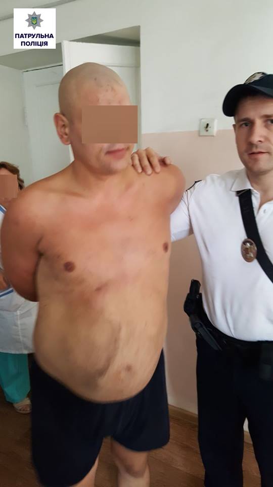 Все успел: в Николаеве психически нездоровый мужчина угрожал медицинским работникам и полицейским ножом, а до этого ограбил 60-летнюю женщину 3