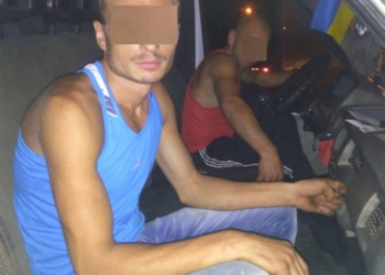 «И никто не узнает, где могилка твоя»: в Николаеве патрульные задержали двух мужчин, которые грузили в автомобиль надгробную плиту