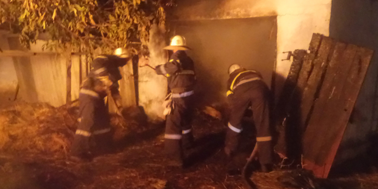 На Николаевщине хозпостройка подожгла скирду сена. Но жилой дом удалось уберечь от огня