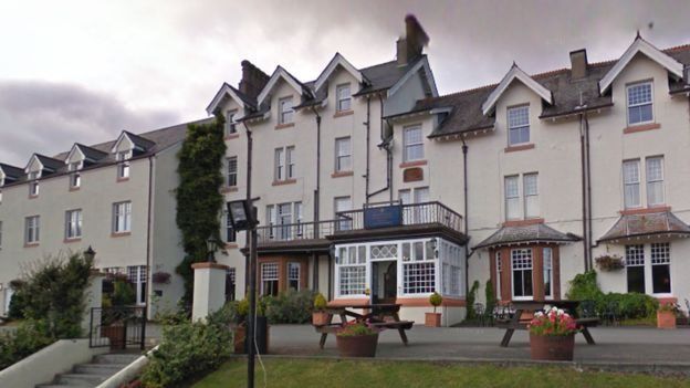 Был еще порох в пороховницах: чета пьяных пенсионеров «погуляла» в шотландском отеле - бегала голыми и повредила имущество 1