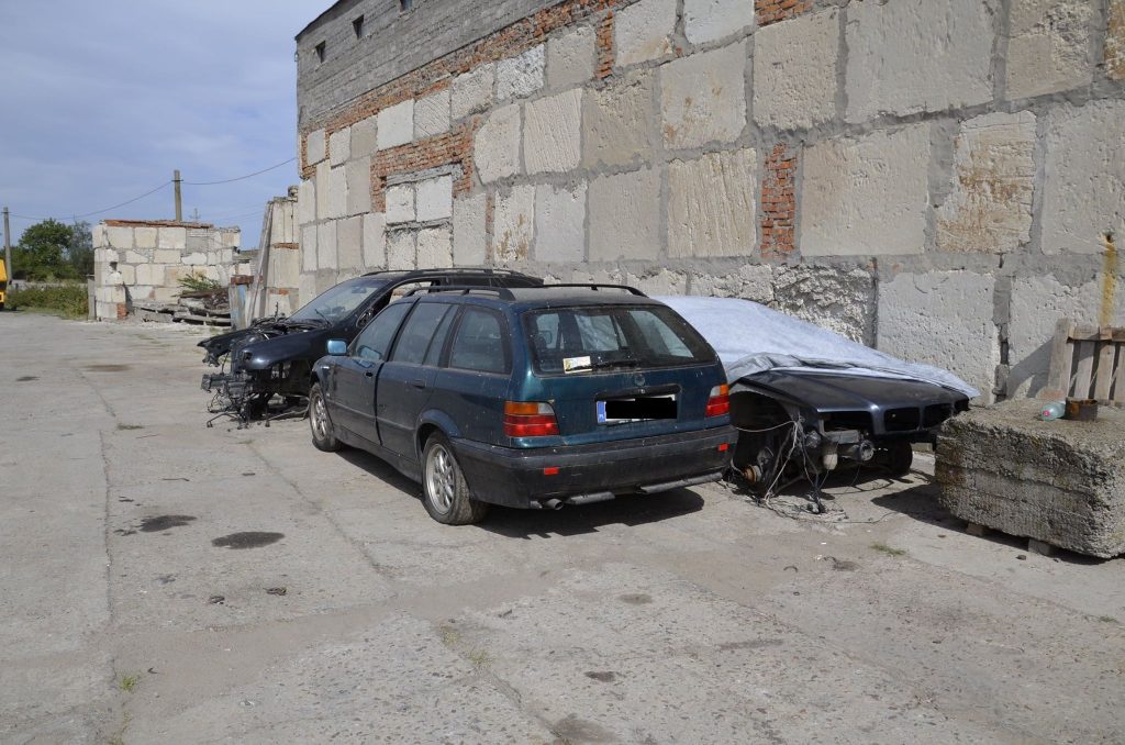 В Николаеве обнаружили подпольное СТО для «BMW» - с разборкой "нелегалов" и кладбищем машин 7