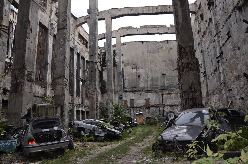 В Николаеве обнаружили подпольное СТО для «BMW» - с разборкой "нелегалов" и кладбищем машин 9