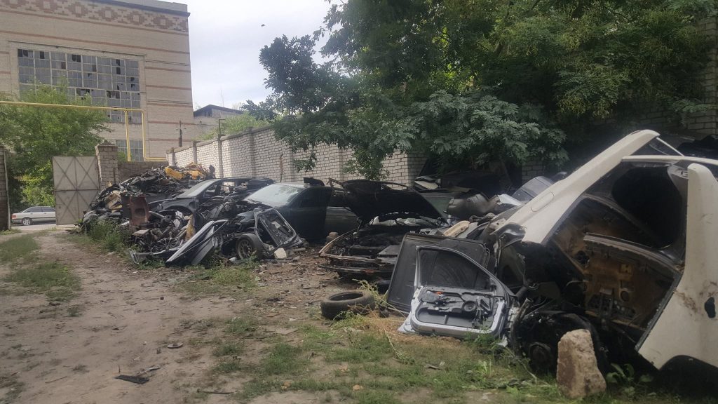 В Николаеве обнаружили подпольное СТО для «BMW» - с разборкой "нелегалов" и кладбищем машин 13