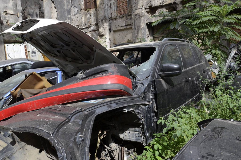 В Николаеве обнаружили подпольное СТО для «BMW» - с разборкой "нелегалов" и кладбищем машин 17