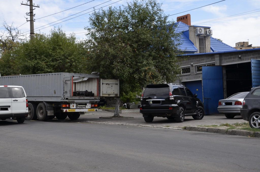 В Николаеве обнаружили подпольное СТО для «BMW» - с разборкой "нелегалов" и кладбищем машин 29
