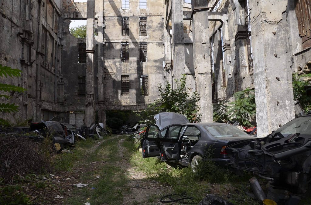В Николаеве обнаружили подпольное СТО для «BMW» - с разборкой "нелегалов" и кладбищем машин 37