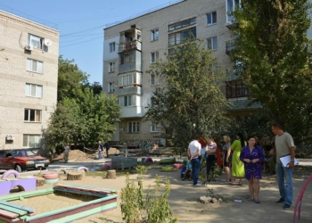 Замечательный сосед. В Николаеве мужчина бросал в людей во дворе бутылки и угрожал взорвать дом