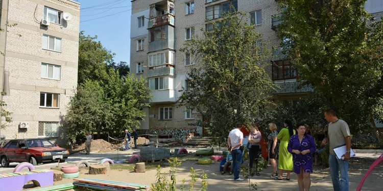 Замечательный сосед. В Николаеве мужчина бросал в людей во дворе бутылки и угрожал взорвать дом