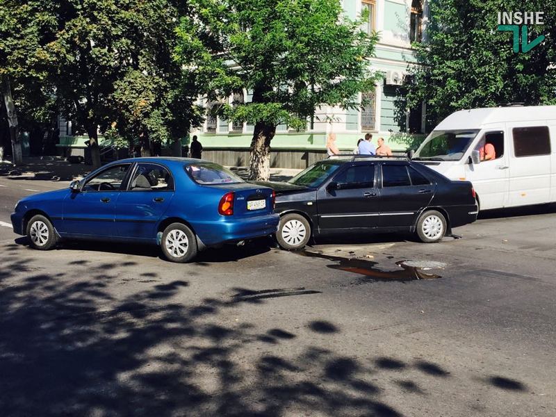 Очередное ДТП в центре Николаева - движение по ул. Никольской затруднено 2