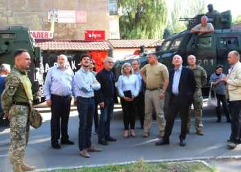 Увидеть Донбасс и вернуться в Париж. Французские сенаторы побывали в прифронтовой Авдеевке