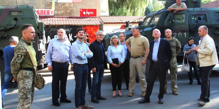 Увидеть Донбасс и вернуться в Париж. Французские сенаторы побывали в прифронтовой Авдеевке