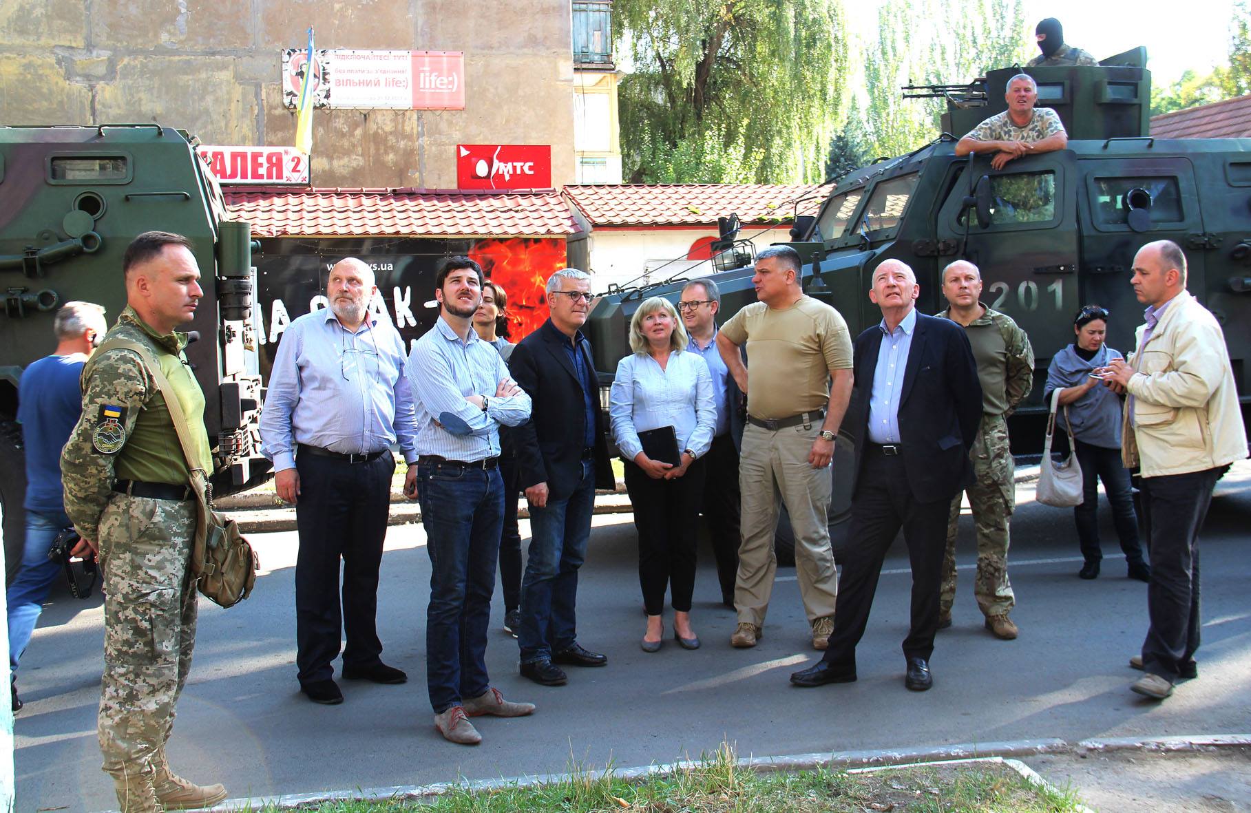 Увидеть Донбасс и вернуться в Париж. Французские сенаторы побывали в прифронтовой Авдеевке