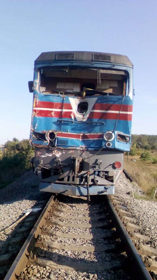 В Харьковской области грузовик столкнулся с поездом 1