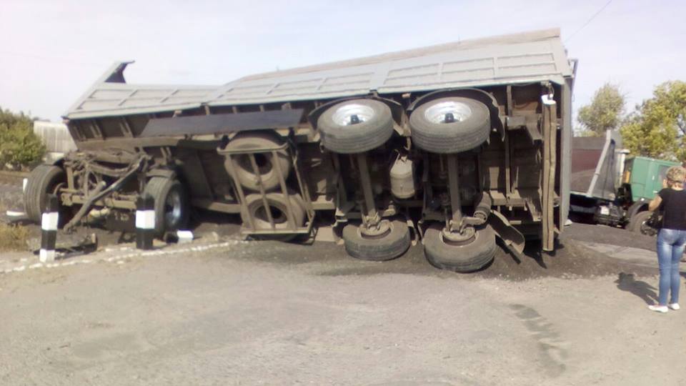 В Харьковской области грузовик столкнулся с поездом 5