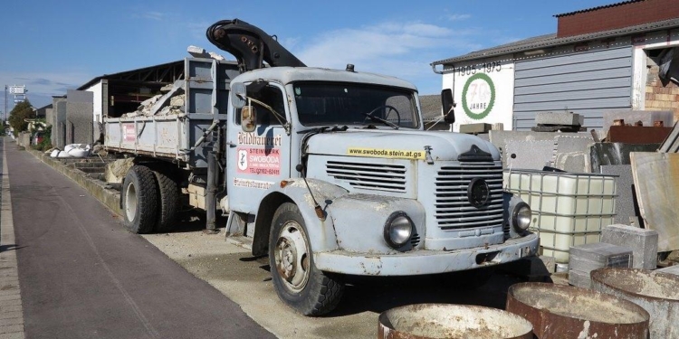 Украинские журналисты нашли в Австрии редкий автомобиль