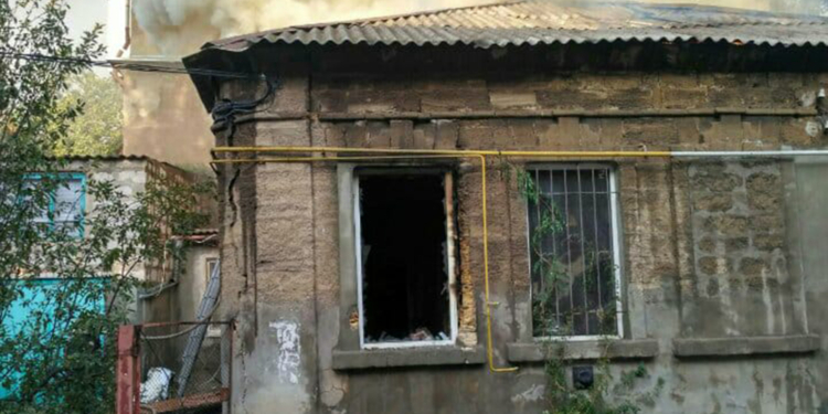 В Николаеве горит дом в центре города
