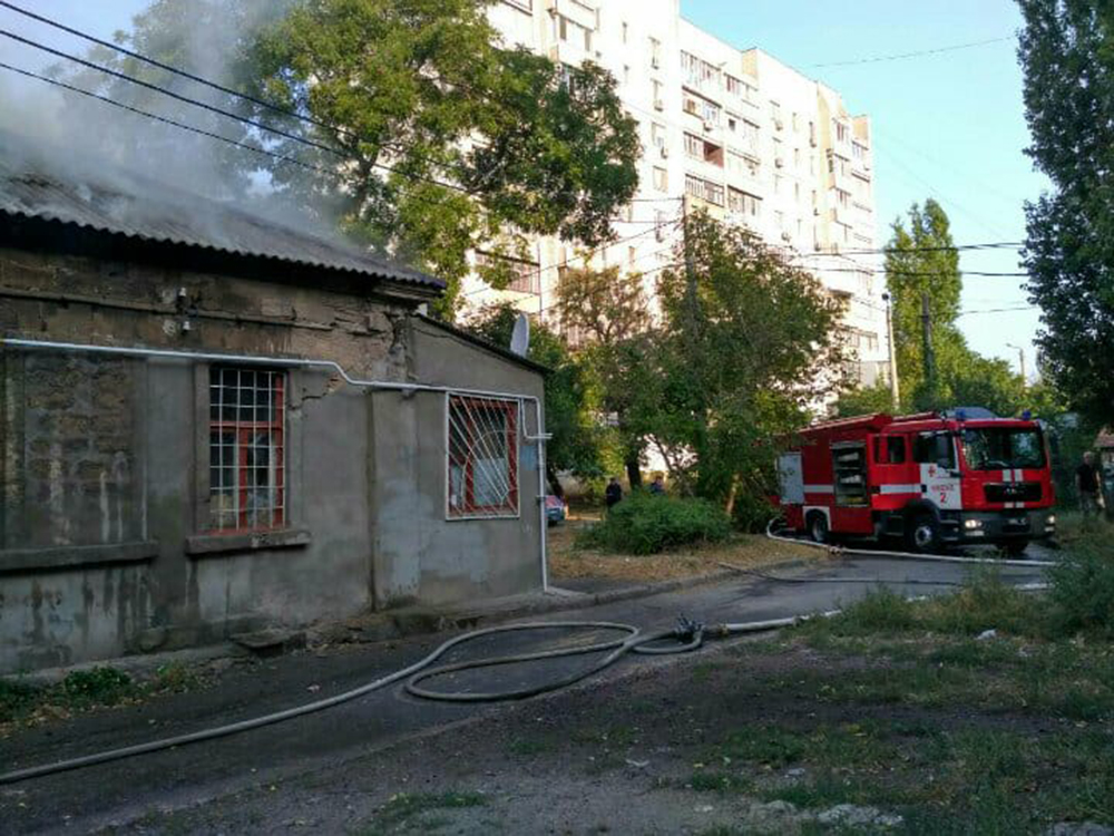 В Николаеве горит дом в центре города 2