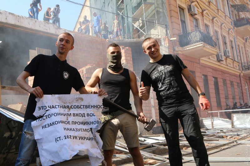 В Одессе активисты прорвались сквозь оцепление полиции на скандальную стройку 41