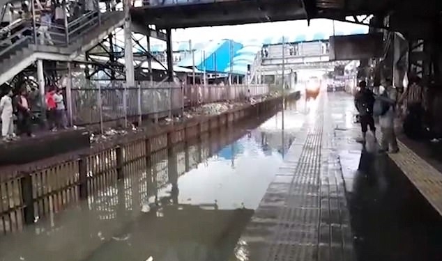 Это ли дождь? Вот в Индии был дождь – поезд летел по воде, как полуглиссер