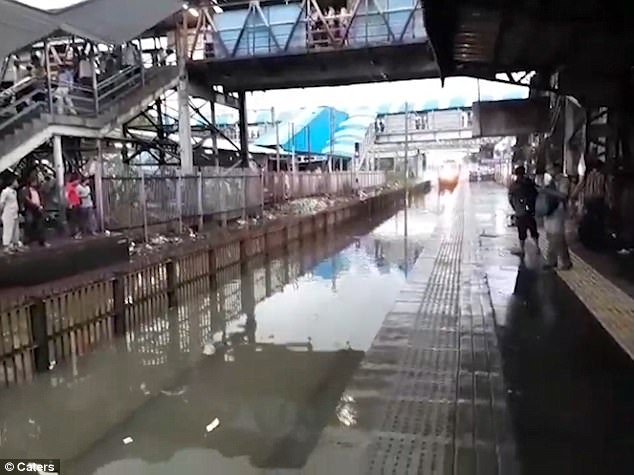 Это ли дождь? Вот в Индии был дождь - поезд летел по воде, как полуглиссер 1
