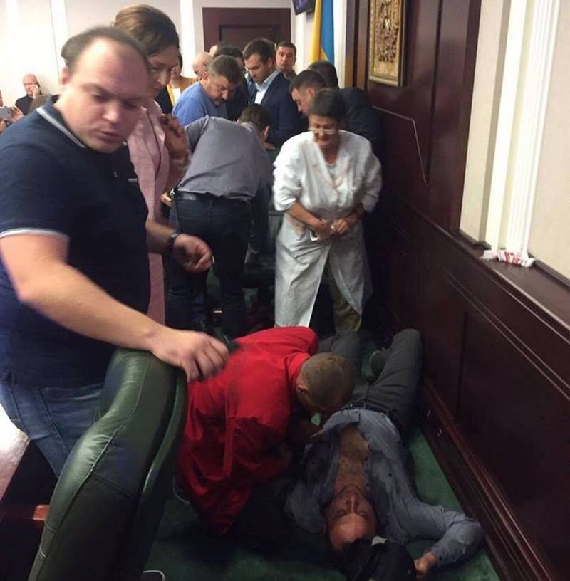 Драка в Киевском облсовете: депутату сломали челюсть и выбили зубы 1