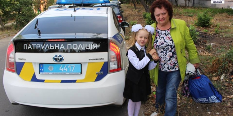 1 сентября в Николаеве: патрульные и общественный порядок обеспечивали, и подвозили опаздывающих первоклассников на торжественные линейки