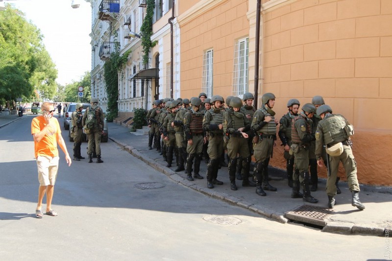 В Одессе активисты прорвались сквозь оцепление полиции на скандальную стройку 3