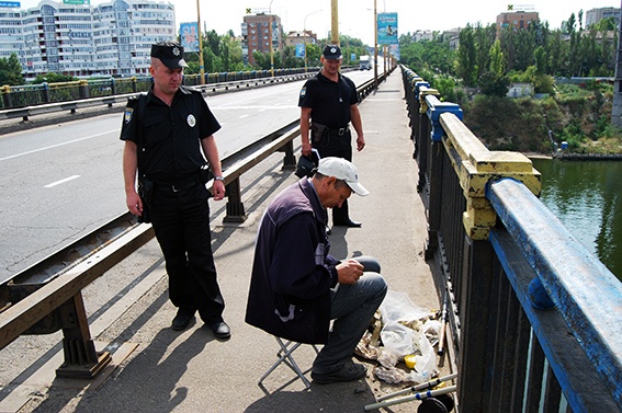 На первый раз – предупредили, потом – оштрафуют: в Николаеве на Варваровском мосту «гоняли» рыбаков 7