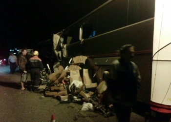 Ужасное ДТП в России: автобус с туристами столкнулся с грузовиком, есть погибшие и раненые