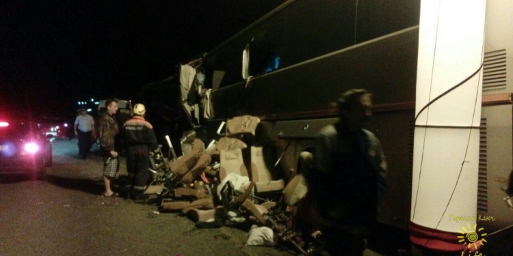 Ужасное ДТП в России: автобус с туристами столкнулся с грузовиком, есть погибшие и раненые