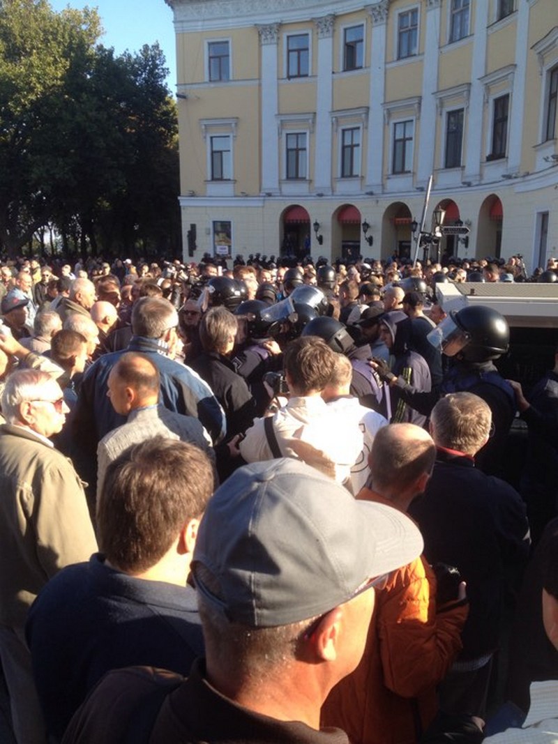 В Одессе противники Саакашвили набросились с кулаками на сторонников политика перед началом митинга 3