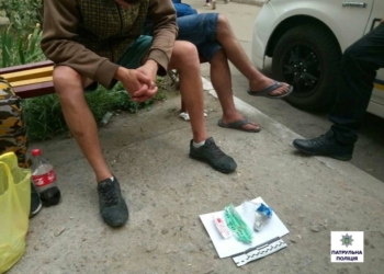 С коноплей и бульбулятором: в одном из дворов Николаева компания молодых людей нецензурно ругалась и игнорировала замечания