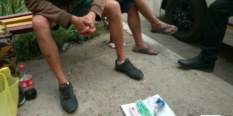 С коноплей и бульбулятором: в одном из дворов Николаева компания молодых людей нецензурно ругалась и игнорировала замечания