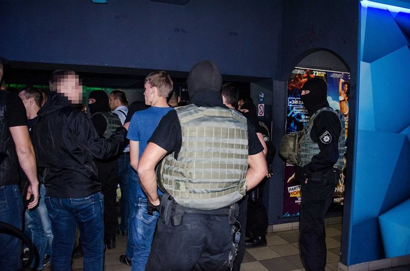 Во время обыска николаевского ночного клуба «Sumerki» полиция обнаружила оружие, наркотики и нелицензионный алкоголь, а также задержала 38 человек 3