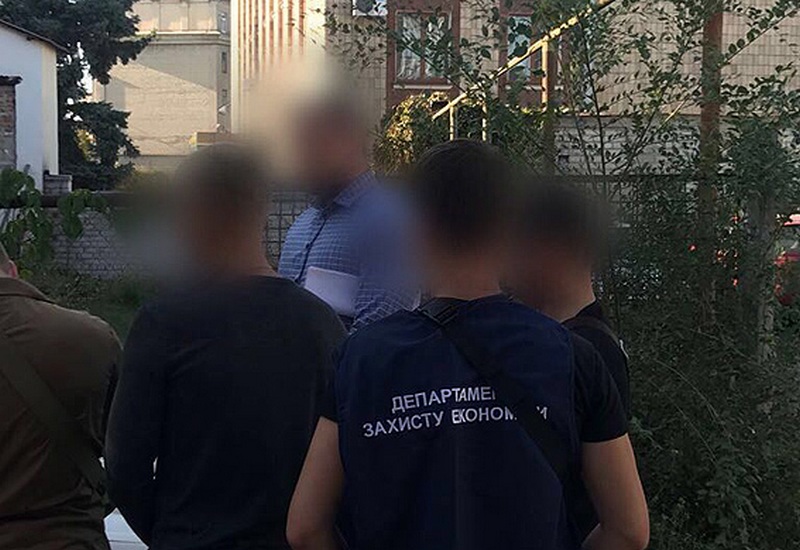 Полиция в Харьковской области задержала налоговиков на взятке в $20 тыс 4