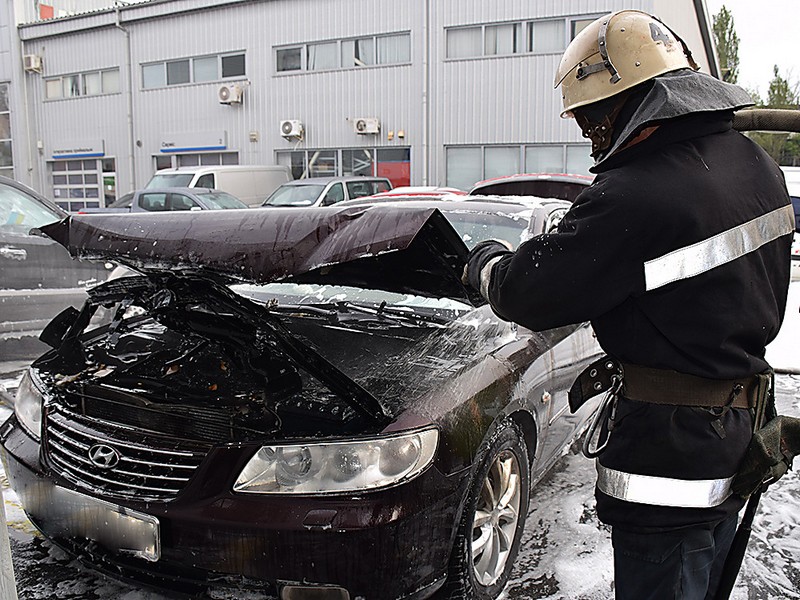В николаевском автосалоне горел автомобиль «Hyundai» 3