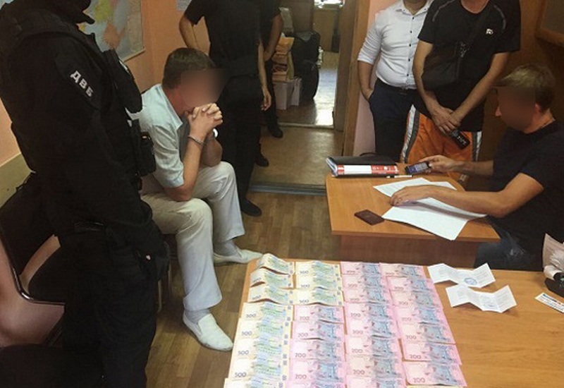 В Николаеве задержали начальника разрешительной системы – он собирал «дань» с подчинённых за регистрацию оружия 5
