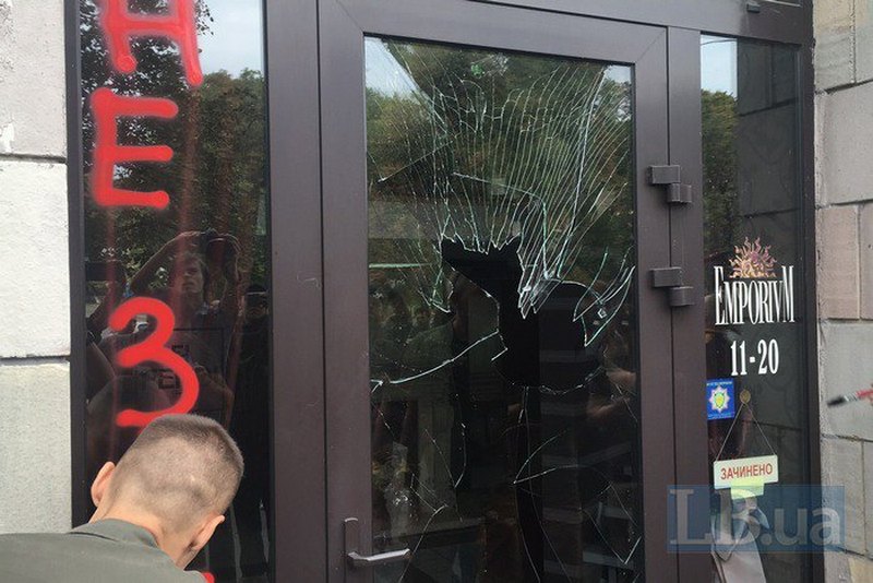 Киевскому магазину, который уничтожил "Иконы революции", разбили окна 3