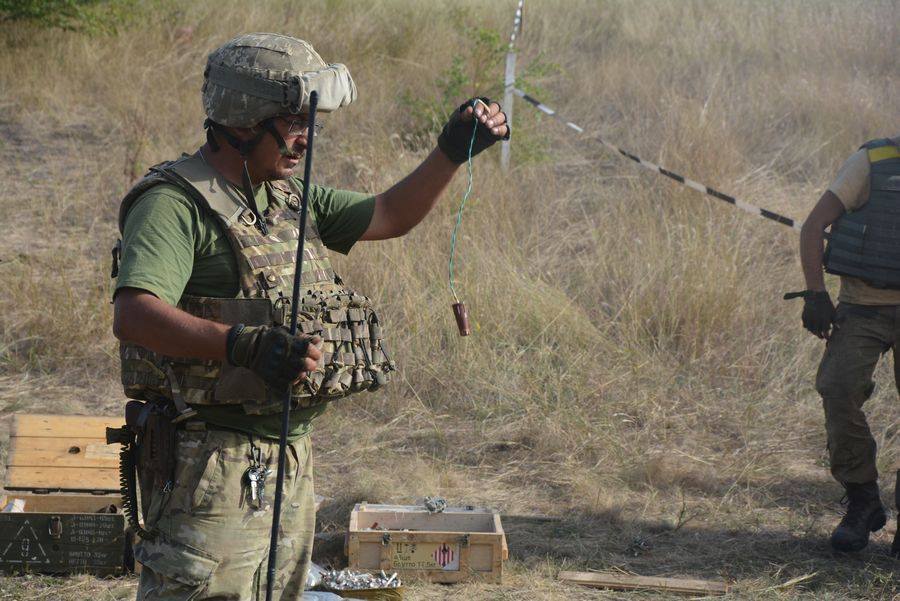 Без права на ошибку: николаевские десантники учат резервистов азам минно-подрывного дела 7