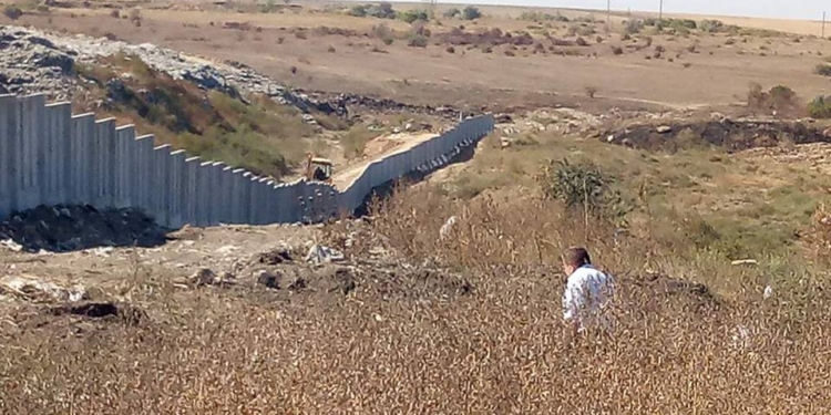 Превращение городской свалки в Николаеве в полигон ТБО: половина забора уже установлена