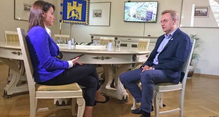 Будет скандал. Садовой сравнил Порошенко с Путиным