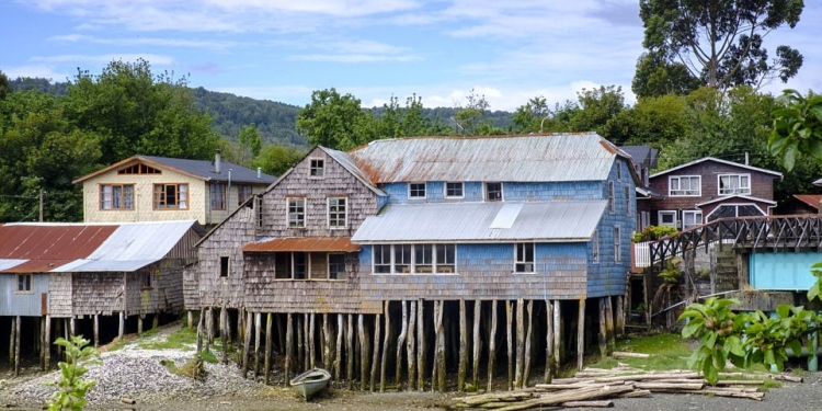 Как в Чили на соседях и быках дома перетаскивают