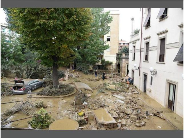 Сильные ливни в итальянской области Ливорно стали причиной гибели, по меньшей мере, семи человек 11