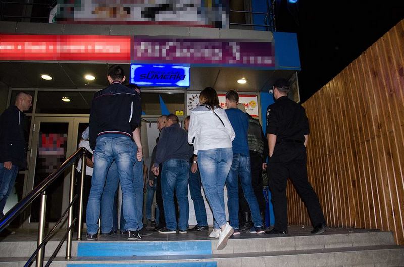 Во время обыска николаевского ночного клуба «Sumerki» полиция обнаружила оружие, наркотики и нелицензионный алкоголь, а также задержала 38 человек 7