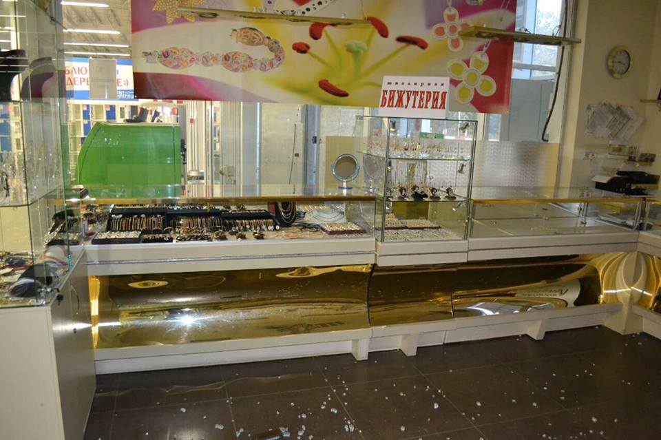 В Николаеве ограбили ювелирный магазин – преступники вынесли 3 сейфа с изделиями на сумму 3 млн.грн. 9