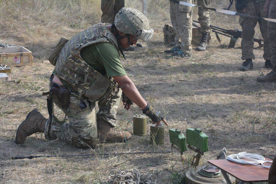 Без права на ошибку: николаевские десантники учат резервистов азам минно-подрывного дела 9