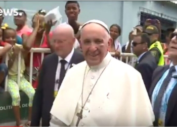 От травм никто не застрахован – папа Франциск травмировался прямо в папамобиле