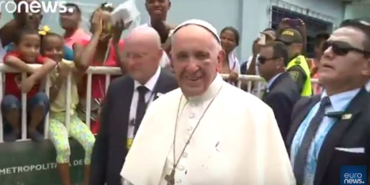 От травм никто не застрахован – папа Франциск травмировался прямо в папамобиле