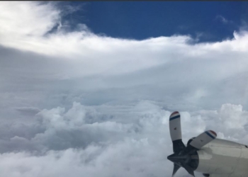 Охотники за ураганами пролетели на самолете через “глаз” “Ирмы”