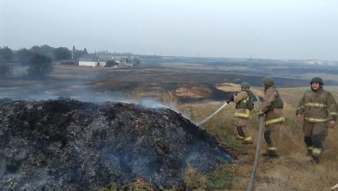 Разрушенные здания, выгоревшие поля. Последствия пожара на складах боеприпасов под Мариуполем с высоты птичьего полета